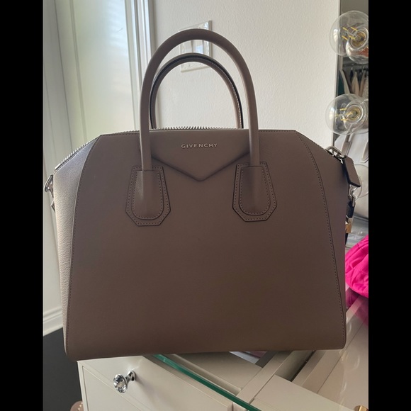 Givenchy Antigona Medium in nude - Picture 1 of 9